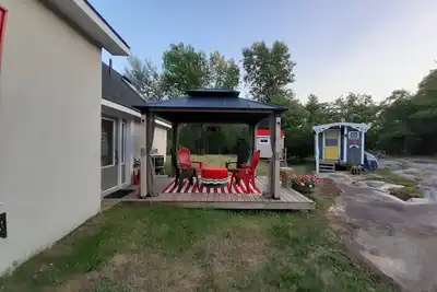 Image de Yellow Door - Cabin\n\" Off The Grid\"\nSurrounded by Mountains, Lakes & Nature \n\n