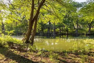 Image de Castroville Riverfront Cottage - Fire Pit, 3 Bedroom, Screen Porch, Kid Friendly