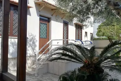 Image de Seaside B&B - Bright and breezy apartment with large garden 100 m from the sea.