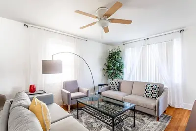Image de The B&W Haven 5br Home with yard theater + Office