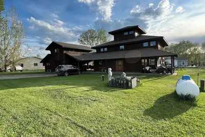 Image de Ski, Hike, bike, fish, hunt & Yellowstone. 4 bedroom, 3 bath with hot tub!