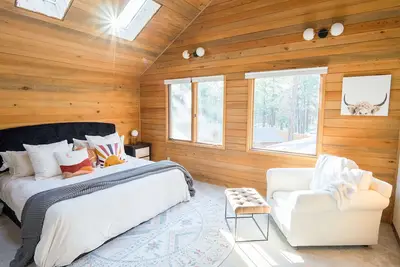 Image de Family-Friendly, Modern Home with Extra Large Hot Tub with Ev Charger