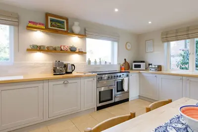 Image de In the heart of Bosham. Check out our reviews from our other property!