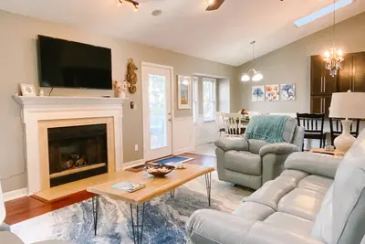 Image de Wilmington home close to Wrightsville Beach, Downtown Riverfront, and Airport.