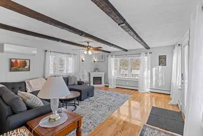 Image de Single family home large yard close to Salem and Boston