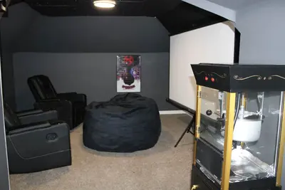 Image de Modern Retreat with Movie Theater!