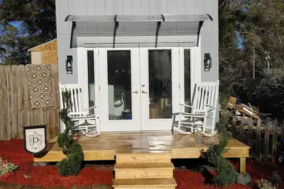 Image de Spacious two level cottage with pool, patio and hot tub