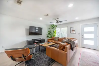 Image de South Austin Urban Oasis. Pet friendly!