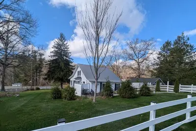 Image de Location! Hike, Golf, Tube, Raft, Mtns! Fenced-in yard, dogs allowed. 2 bd, 1 ba