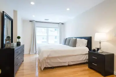 Image de 10 mins to Boston, 2 Bedroom, 2 Bathroom, Kitchen, 1, 300 Sf Private Living Space