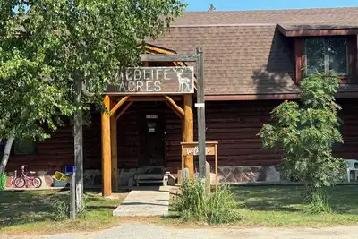 Image de Located Right on the Snowmobile Trail