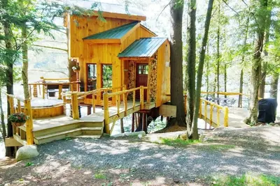 Image de Vermont Tree Cabin on Walker Pond, private retreat