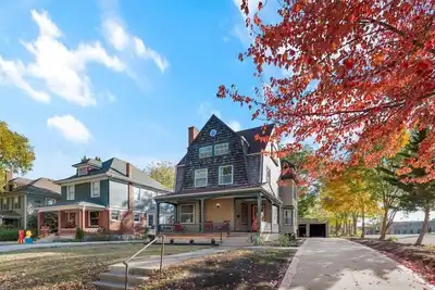 Image de 3 Story Historic Midtown Home. Covered Front & Back porch! Off Street Parking