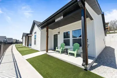 Image de The Lily Pad - Lakeside Retreat with Hot Tub & Resort Perks