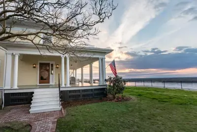 Image de Clifton House - Big River South | Mississippi River Views | Queen Suite