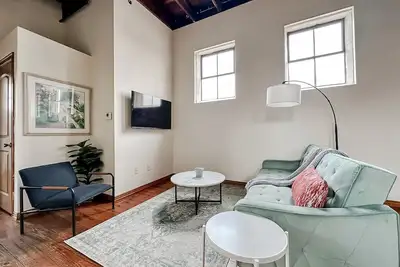 Image de Sleepover: Central 2bd/1ba Condo Downtown Springfield