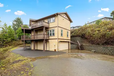 Image de Three-story ocean view home with balconies, grill, & open layout - dog-friendly