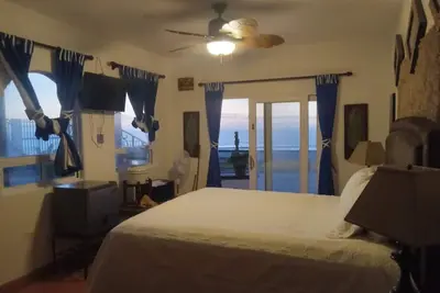Image de Oceanfront suite with king bed, bbq, pool, jacuzzi, private gate to the beach