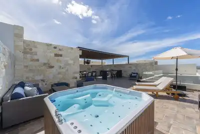 Image de Brand New Luxury Penthouse w\/Jacuzzi