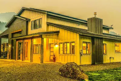 Image de New Listing! 1 bedroom, 1 bath loft apt above our beautiful Modern Farmhouse