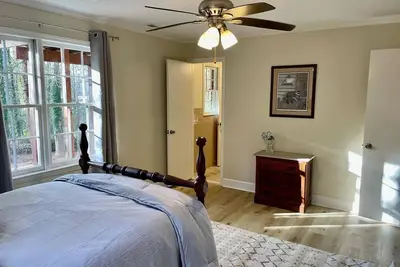 Image de Peaceful and quiet basement! Located on Lake Lucerne near 285 & 78. \n