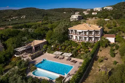 Image de 5 minutes walk from beach cozy Studio w/ pool and views of Navarino Bay.