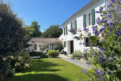 Image de Loix- Jolie Maison de Village Pour 8/10 Pers, Rénovée, Jardin, 200m de la mer