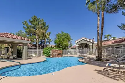 Image de Here's to a relaxing stay. . . pool, spa, sauna, shaded walkways? Ahhh. . no cares.