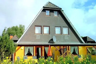 Image de 6-person vacation home with 4 bedrooms on three floors with a view of the Weltschiffahrtsweg in Otterndorf