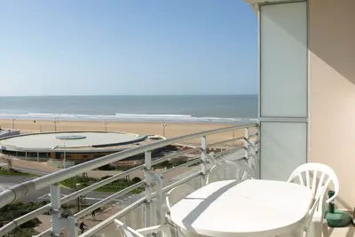 Image de Bel appartement rénové à 50m de la plage pour 6 personnes, balcon, parking