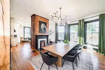 Image de Grand and Unique Historic Downtown Lynchburg Home!