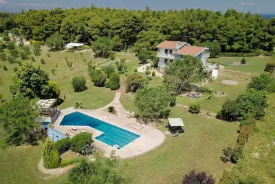 Image de Olivos Villa nestled in 18 acres of private land offers luxury and relaxation