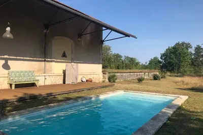 Image de maison de campagne \"ancienne gare rénovée\" dans le parc du Périgord limousin.