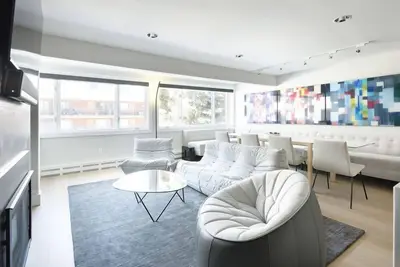 Image de Fasching Haus Unit 7 | Luxury Condo with Designer Decor, Ideal Location, Common Pool & Hot Tub