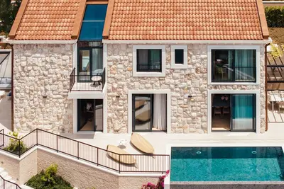 Image de Stunning two-story modern villa nestled by the seaside