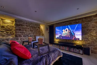 Image de Movie Room – Immersion unique et atmosphère cosy assurée