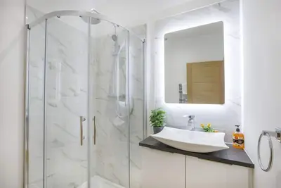 Image de The Retreat At The Lawrence Apartment - sleeps 4 guests  in 2 bedrooms