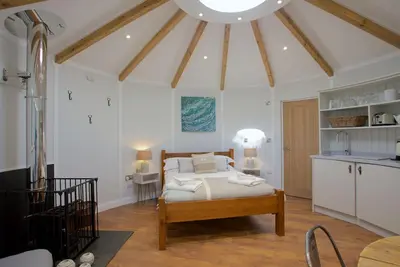 En-suite Roundhouse cabin with electric hot tub