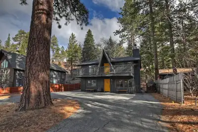 Image de Hot Tub, Firepit, Ev Charging, Hiking Trail Access from Backyard!