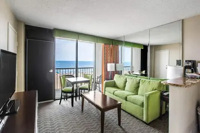 Image de Oceanfront in Virginia Beach with balcony overlooking the beach