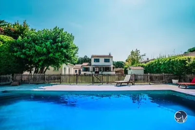 Image de Maison avec Piscine, Jacuzzi, Sauna et Billard.