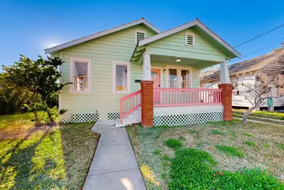Image de Renovated coastal Craftsman with enclosed yard & Bbq - near beach/Seawall