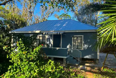 Classic dog-friendly cottage with kitchen, washer/dryer, & central Ac