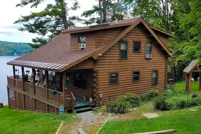 Image de Incredible lakefront retreat with dock, generous deck, firepit, & amazing views