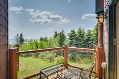 Image de Tofte Tranquility: Lakefront Townhome w\/ Balcony!