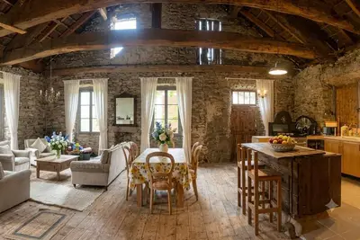 Image de Attica Penthouse Majestically vaulted with abundant light & secluded Lake access
