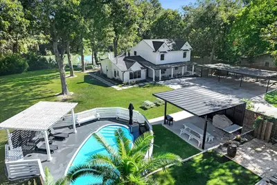 Image de Modern Farmhouse on the Guadalupe River in Seguin, Tx!
