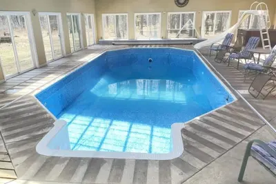 Image de Cabin Style Home in Woods, Private Pool, Hot Tub, Snowmobile, Fire Pit, Horses.