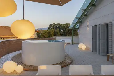 Canticle Lucca Luxury Apartment with Elevator, Terrace, Parking and Jacuzzi