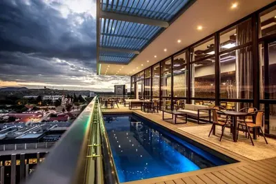 Image de Soak Up the Sun by the Rooftop Pool! Onsite Spa, Parking, Short Walk to Zoo Park